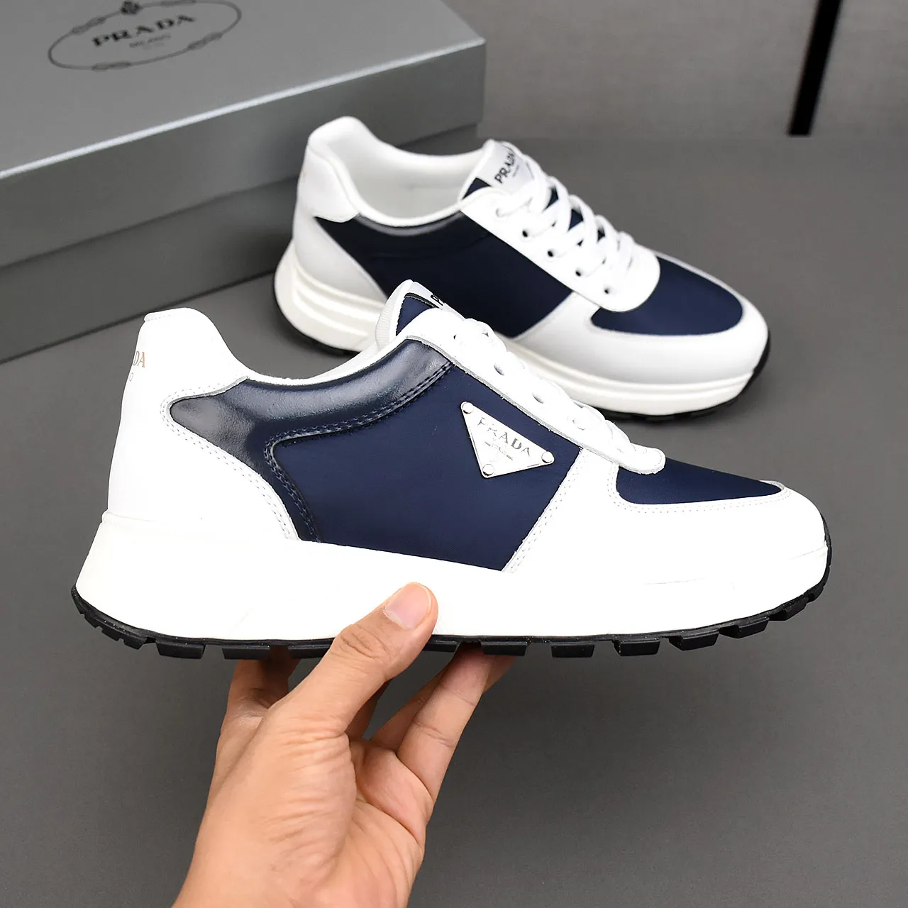 PP460👟👟👟Prada/Prada Prax men's series casual sports shoes Prax sports shoes combine style and comfort, with a unique sports design defined by exquisite materials and details. Fashionable, casual and versatile, it is decorated with an enameled triangle logo on the outside, a Prada Milano printed logo on the tongue, and a 2.5cm lightweight two-tone rubber sole for a comfortable wearing experience! Size: 38-39-40-41-42-43-44 standard leather shoe size